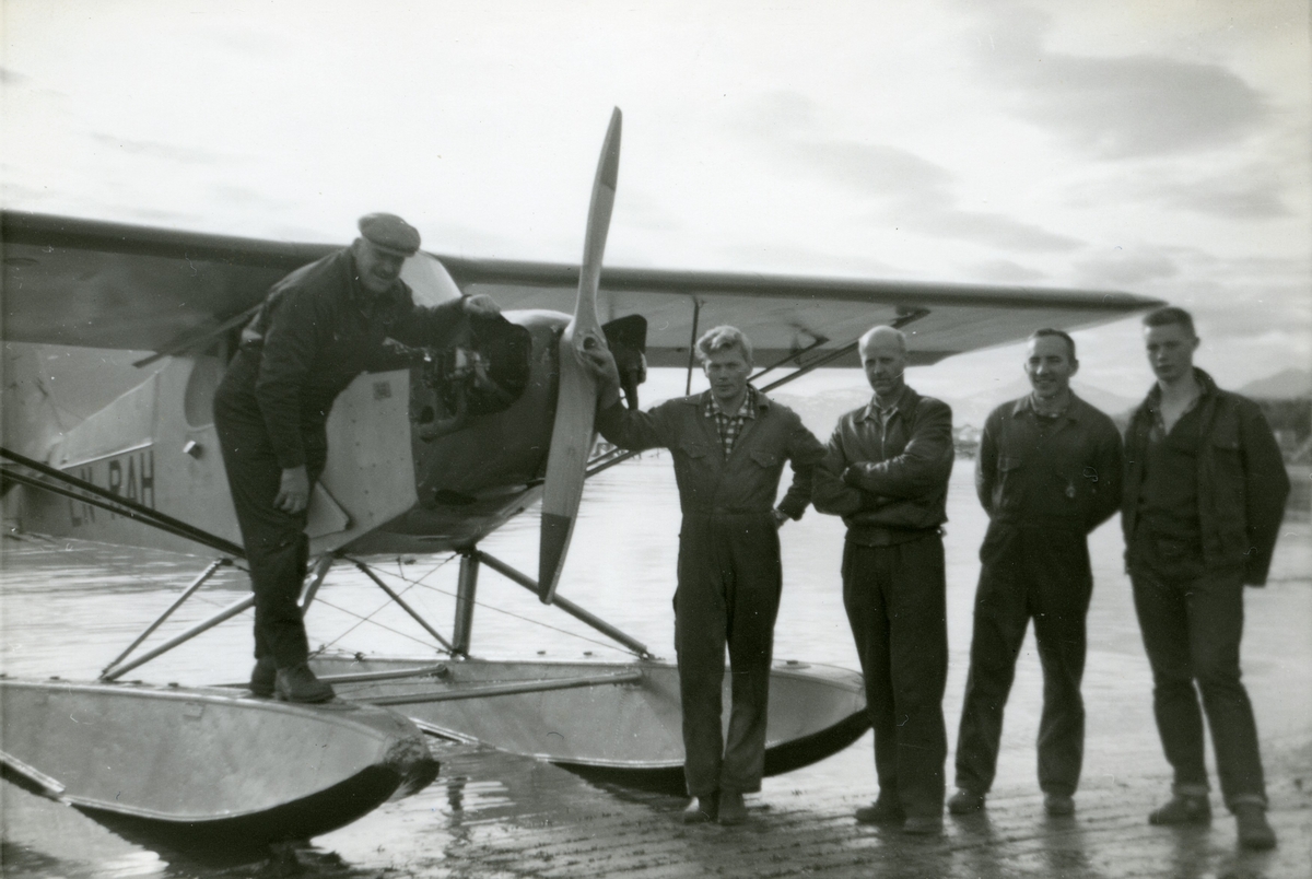 Hammerfest Flyklubbs Piper Cub, med registreringsnummer LN-RAH, har vært til tekniske ettersyn på Widerøes verksted på Skattøra. På flottøren står H.G. Lund.