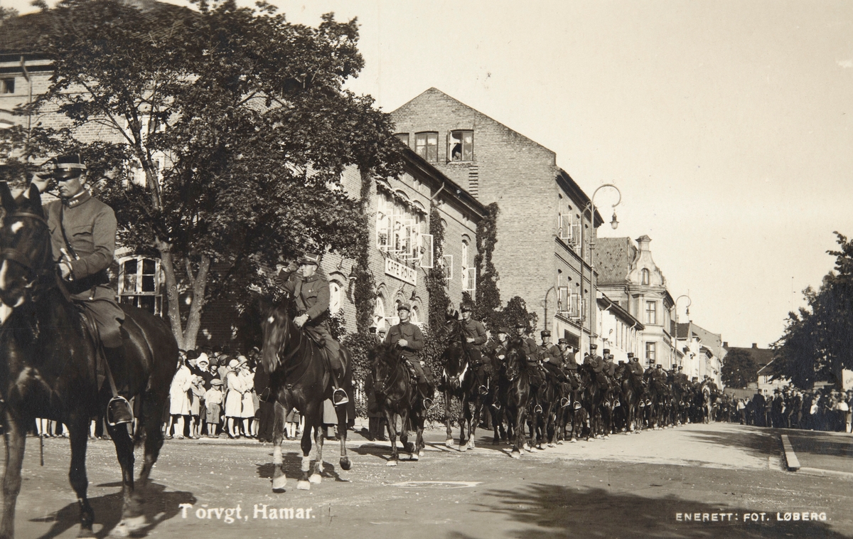 Postkort, Hamar, Torggata, Stortorget, militær oppvisning, militært opptog til hest, Kavaleri, Cafe Royal i bakgrunnen,