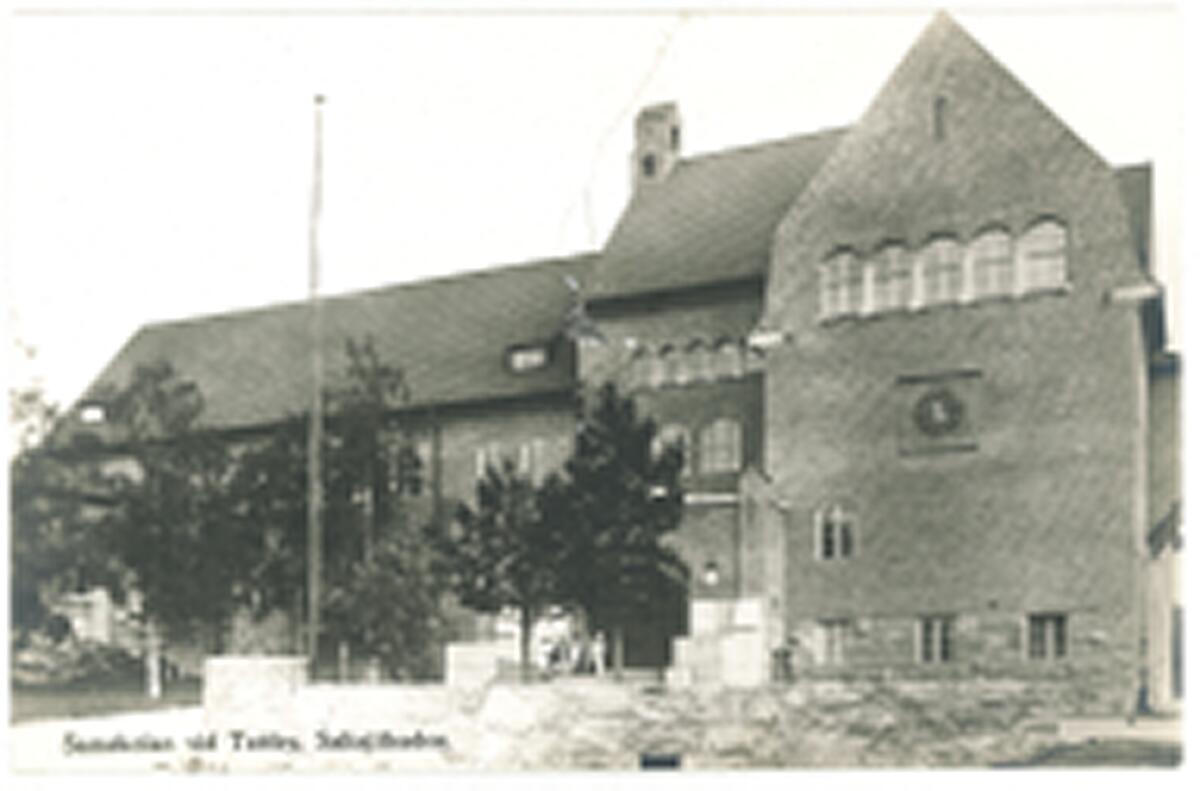 Saltsjöbadens Samskola uppfördes på den av Järnvägs AB Stockholm-Saltsjön skänkta tomten vid Tattby station. Skolan ritades av arkitekt T. Stenberg 1913 och invigdes två år senare. Vykort ca 1930.