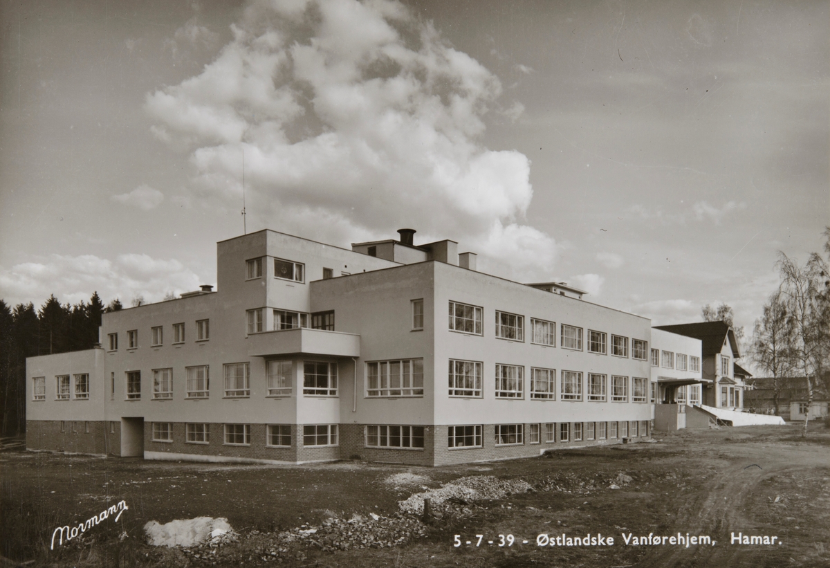 Postkort, Stange, Bekkelaget, Østlandske Vanførehjem, funkisbygning, oppført i 1949, tegnet av arkitekt Rolf Prag, første byggetrinn med utvidet kjøkkenfløy,