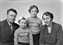 Hans K. Sandnes med familie