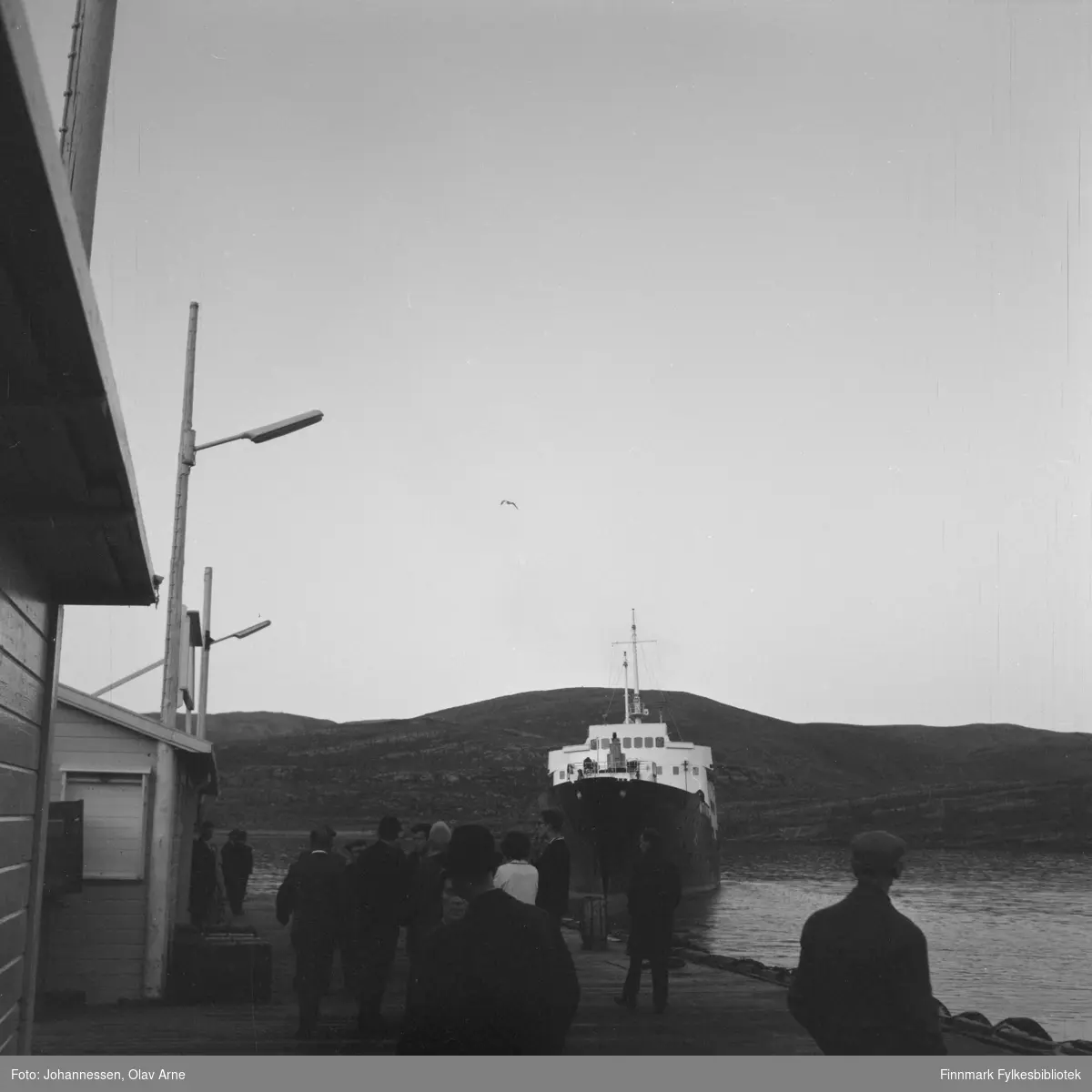Hurtigruteskipet FINNMARKEN ankommer gamle dampskipskaien i Båtsfjord (Finnmark).

Foto trolig tatt på tidlig 1970-tallet.