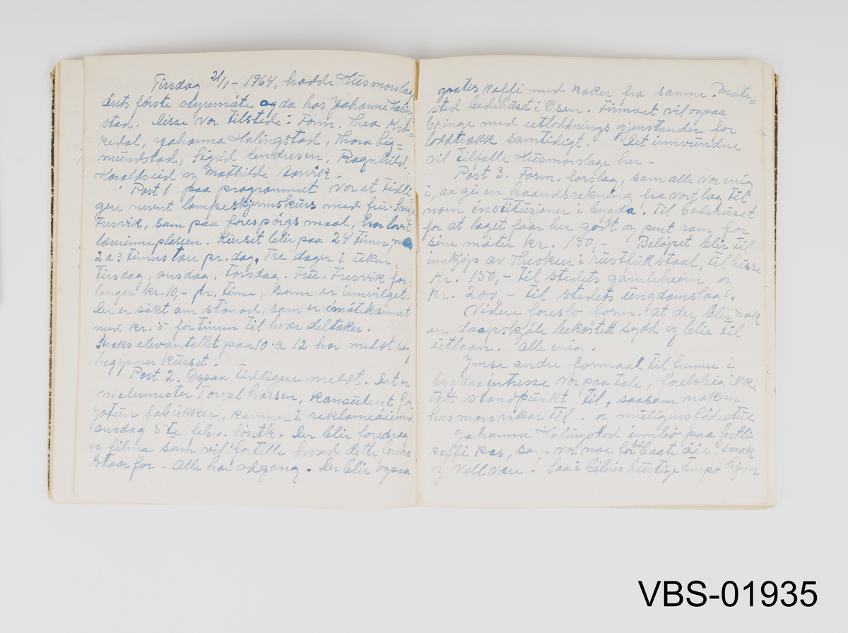 Notatbok med håndskrevet ( penn og kulepenn) notater av jordmor, mellom 19. februar 1947 og 3. november 1980. 
Gjenstanden har linjerte ark, omslag i spettet svart farge, rygg i svart bomullslerret.
På omslaget er det en papirlapp med håndskreven tekst.