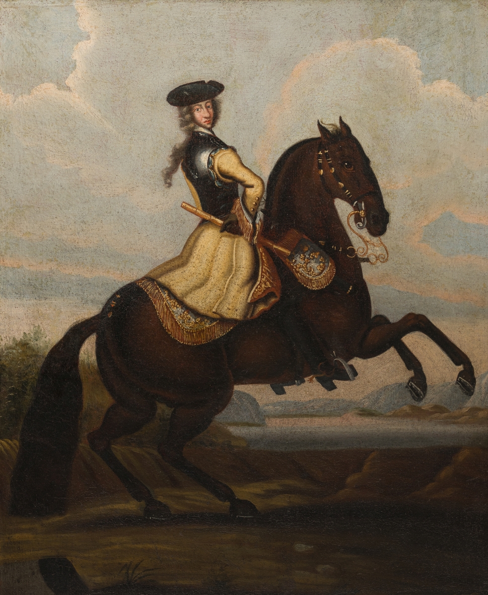 Helfigur sittande på en brun häst i galopp, kroppen i profil till höger, huvudet framåtvänt; har pudrat hår, blå ögon, bär trekantig hatt, gul rock, harnesk; håller i högra handen fältherrestaven; bakgrund till vänster skog; till höger förmodligen en sjö
