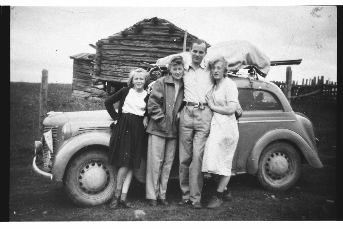 Gruppe,
frå v. Astrid Haugstad, Toll Tollum, Margit Haugstad og Gerd Haugstad
Opel Kadett (1938/39)