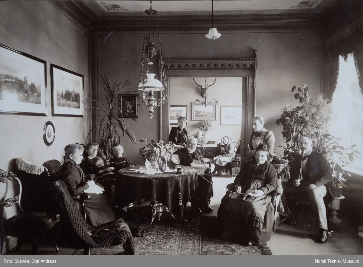 Det første norske hjem med elektrisk lys var hjemme hos fabrikkeier Halvor Olai Rosendahl, Annero, Stend, Fana, fotografert 9/8 1894.