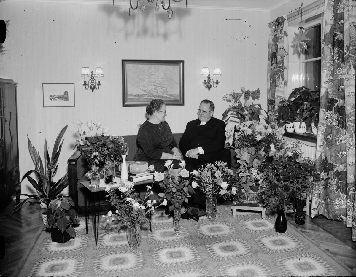 Kyrkoherde Lennart Karlsson med fru Margit, omgivna av blommor, Östhammar, Uppland 1972