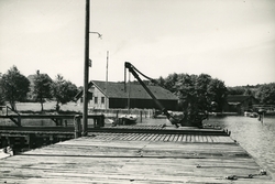 Isegran, Kråkerøy, Fredrikstad 1936. Brygge med kran og båth