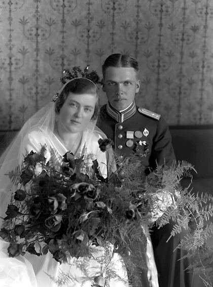 Brudpar.
Fotografens ant: Löjtnant Björn Zachrisson. (Bröllop den 10/8 1935).
