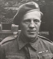 Portrett Birger Strømsheim. Kledd i Britisk battle uniform m