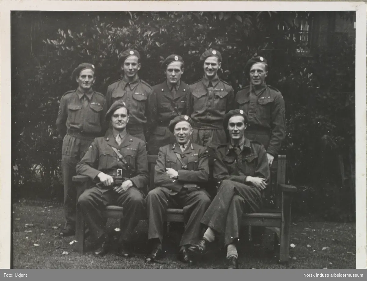 Flere av tungtvannssabotørene fra Gunnerside operasjonen samlet i London sammen med Leif Tronstad. Samtlige er kledd i uniform, fem i engelsk battle uniform og tre i offiser service uniform med Sam Brown belte.