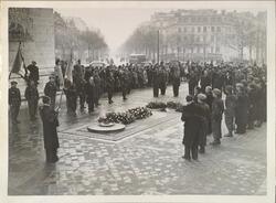Nedlaggelse av krans ved "Den ukjente soldats grav" i Paris.
