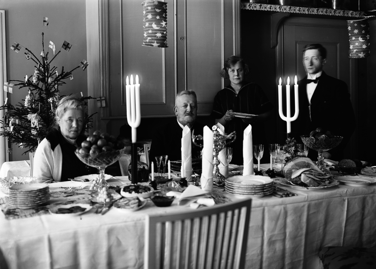 Selma Lagerlöf med gästerna Hugo Falk och hans dotter Eva taget vid julen 1924.