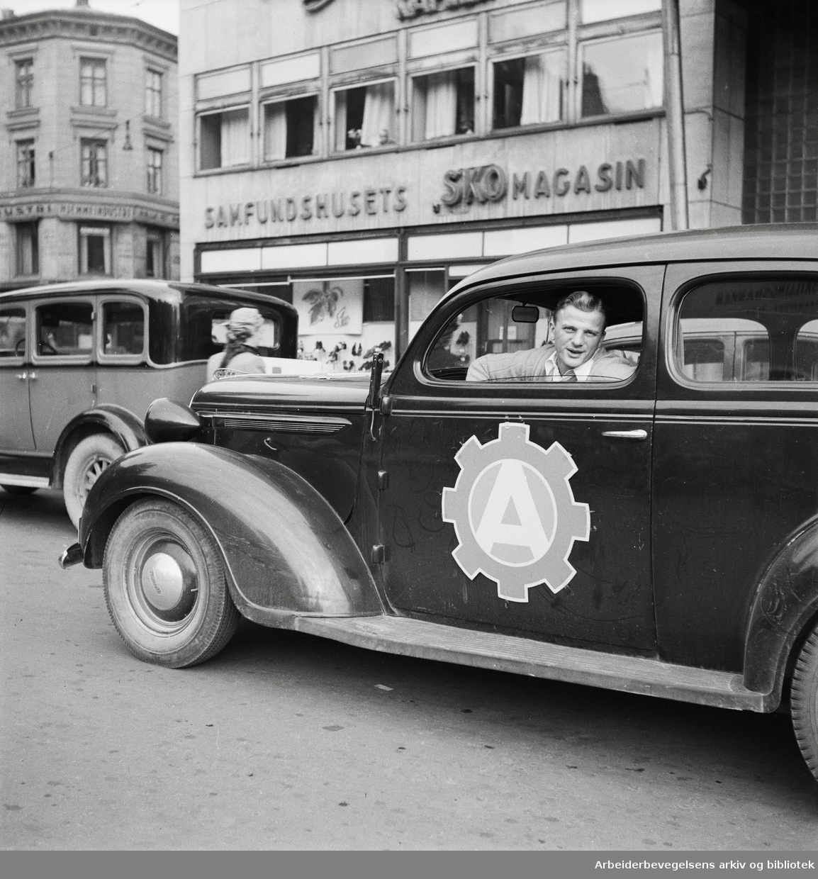 Stortingsvalget 1949. Bil med Arbeiderparti-emblem. Udatert. Arbeidersamfunnets plass