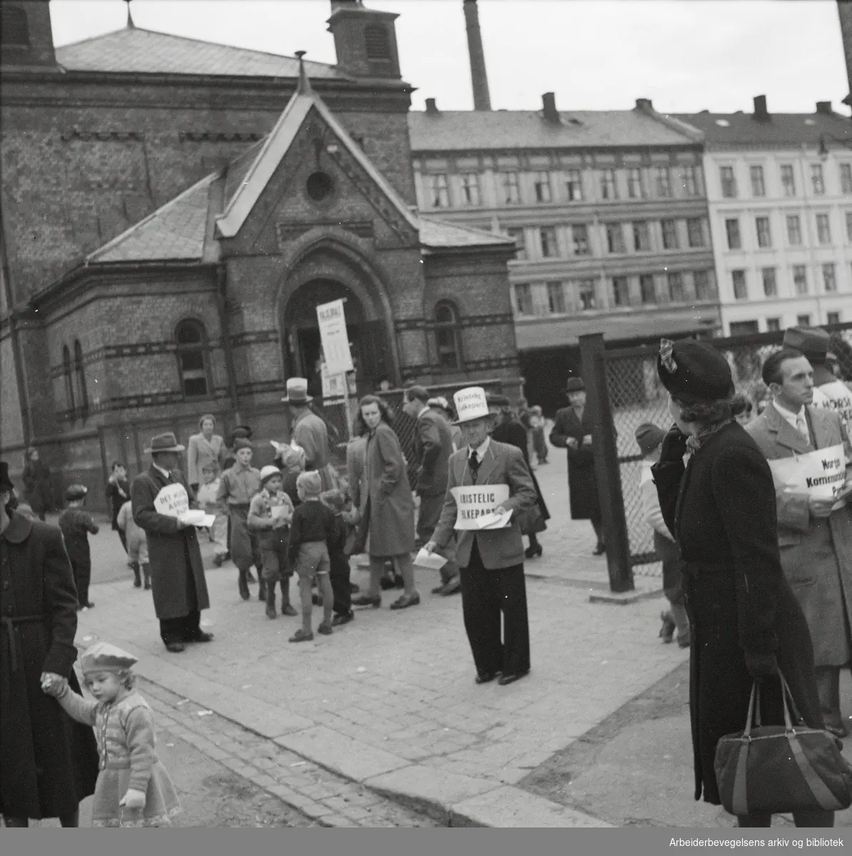 Stortingsvalget 1949. Utenfor valglokalene