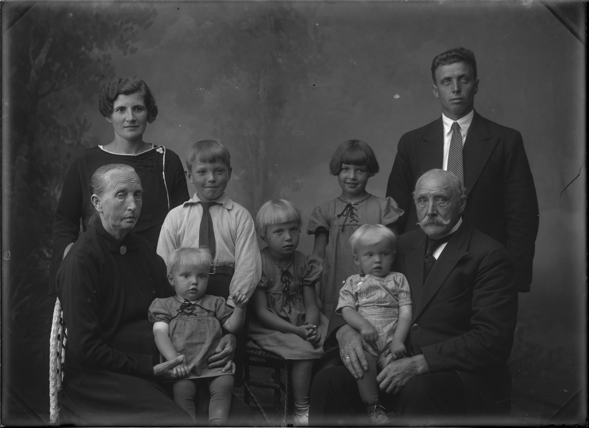 Portrettfoto av familie i tre generasjoner - Museene i Akershus ...