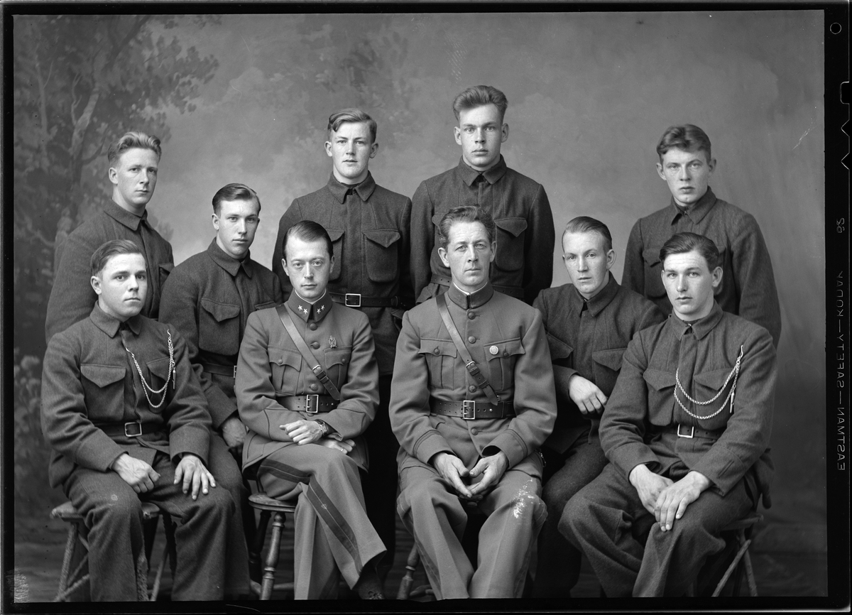 Gruppebilde av ti menn i uniform