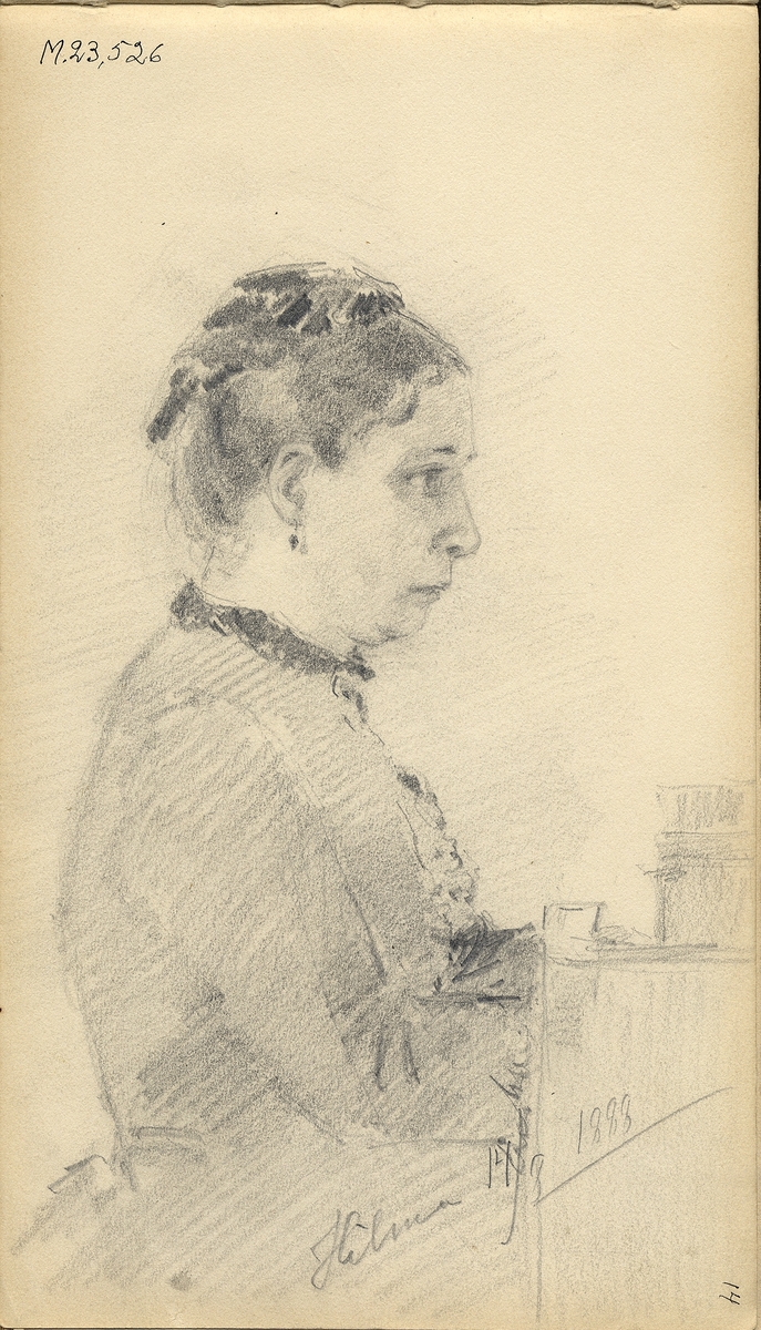 Skiss, blyerts. Föreställer en kvinna i höghalsad klänning som spelar piano (taffel?).
Midjebild, profil.

Inskrivet i huvudbok 1975.