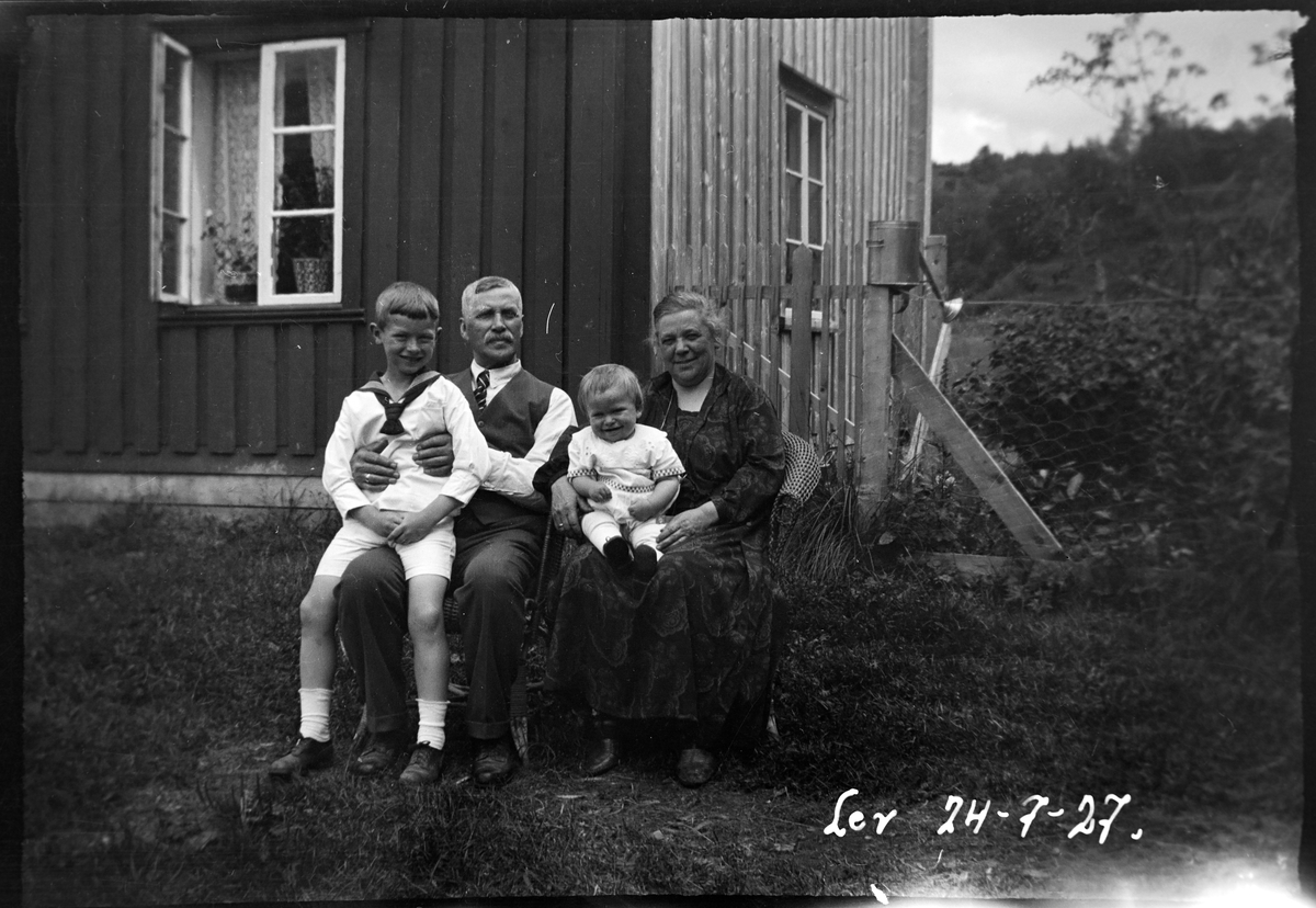 Familiegruppe ved hus
