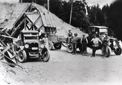 Chevrolet lastebil og Republic lastebil i 1930-årene på Gran