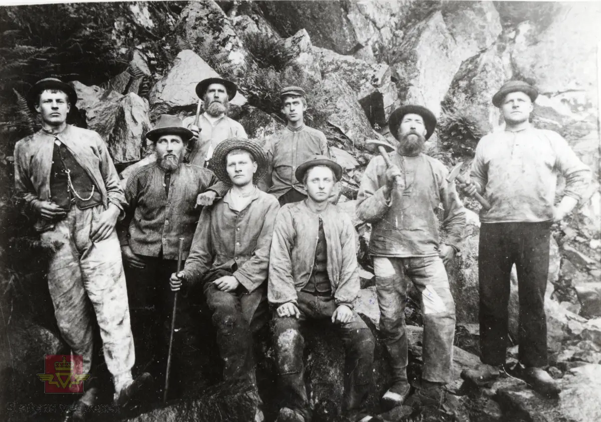Vegarbeidere med spett og slegge på anlegg  1899 - 1903.