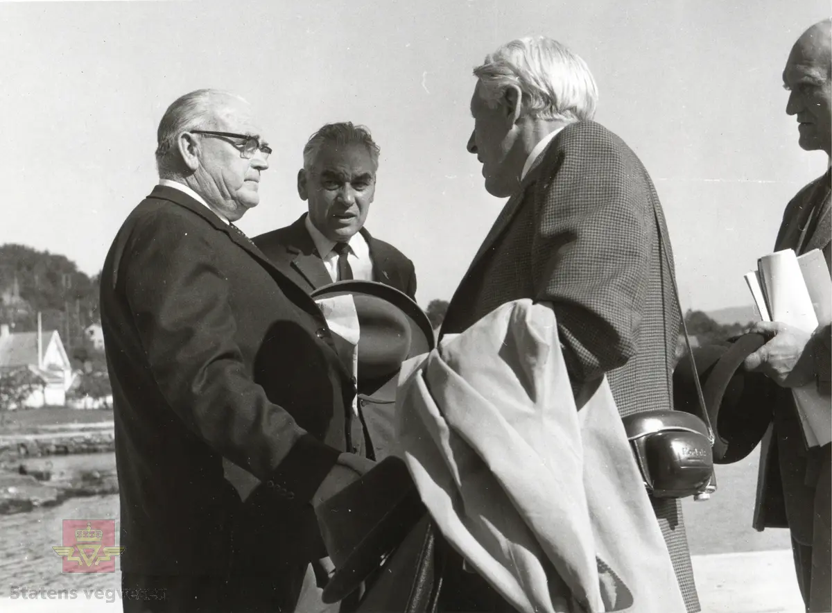 Stortingets samferdels komite på befaring i Rogaland oktober 1964.
Trygve Gimnes i midten, til høyre for ham står  Vegdirektør Karl Olsen og Håkon Kyllingmark.