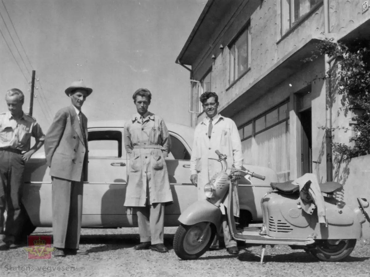 Statens Bilsakkyndige i Haugesund  1950.  Scooteren er en Puch Roller.