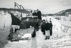 Brøyting med forplog og sideplog på Grønnås i Fauske 1950-år