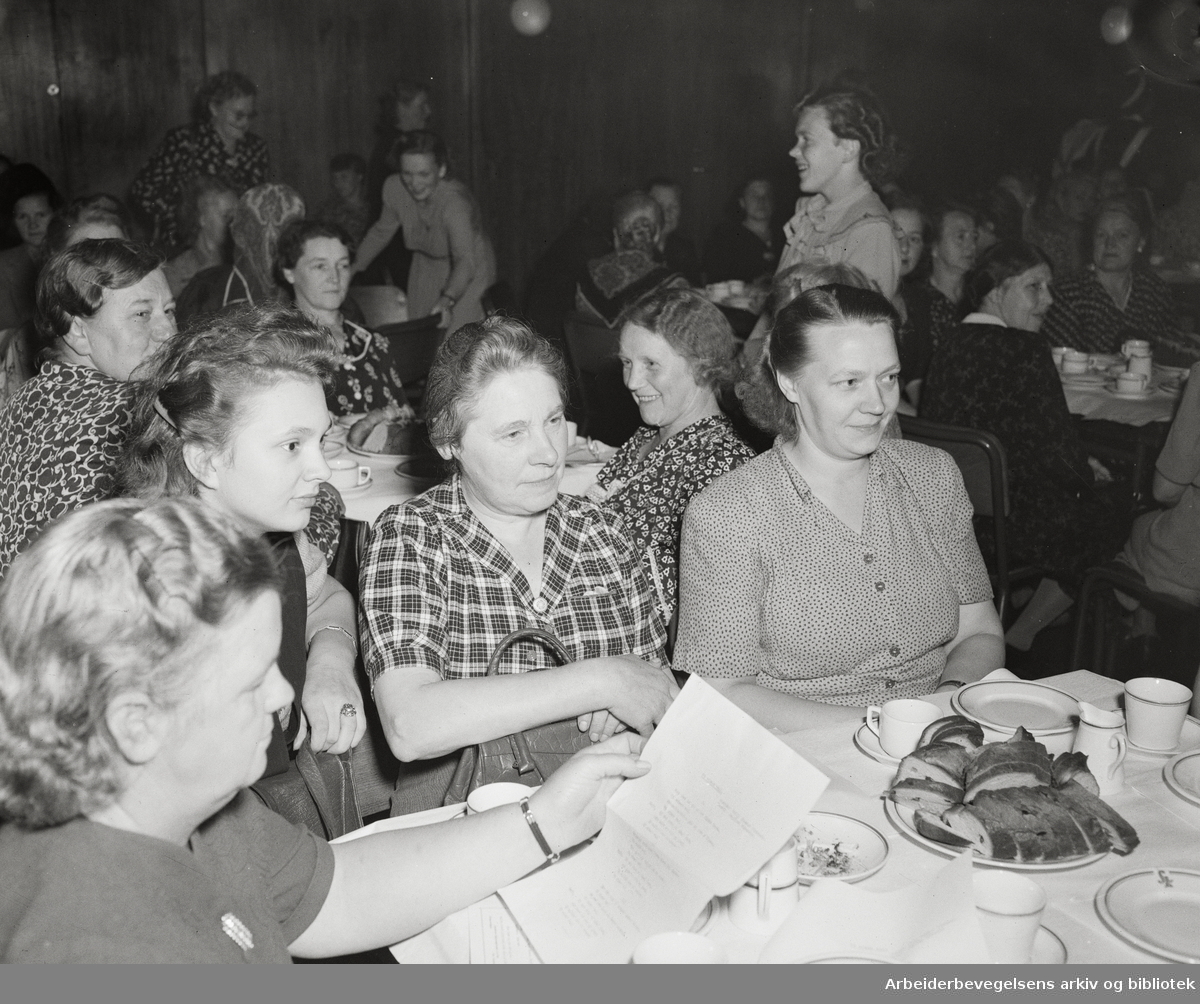 Stortingsvalget 1949. Kvinnebevegelsens mønstringsmøte i Samfunnssalen.