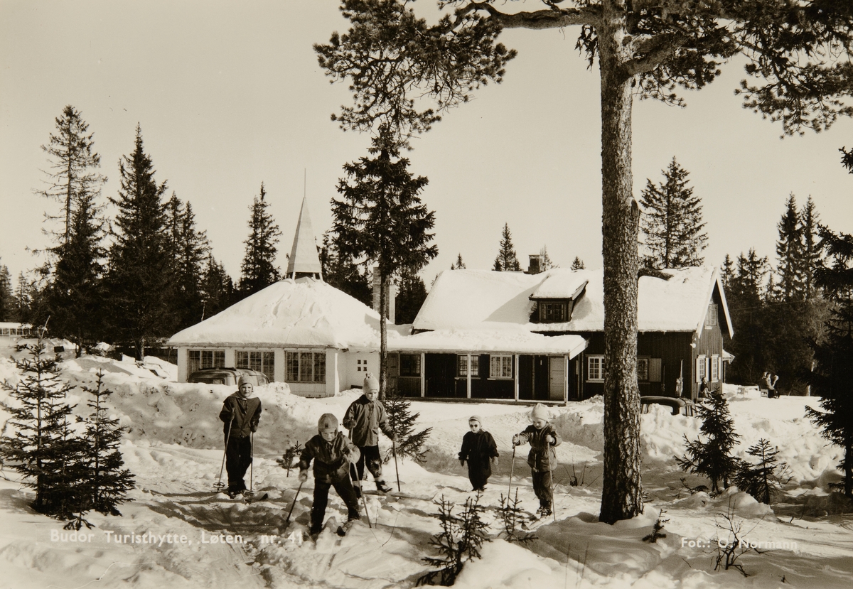 Postkort, Løten, Budor Turishytte med kapell, barn, ski, vinter.