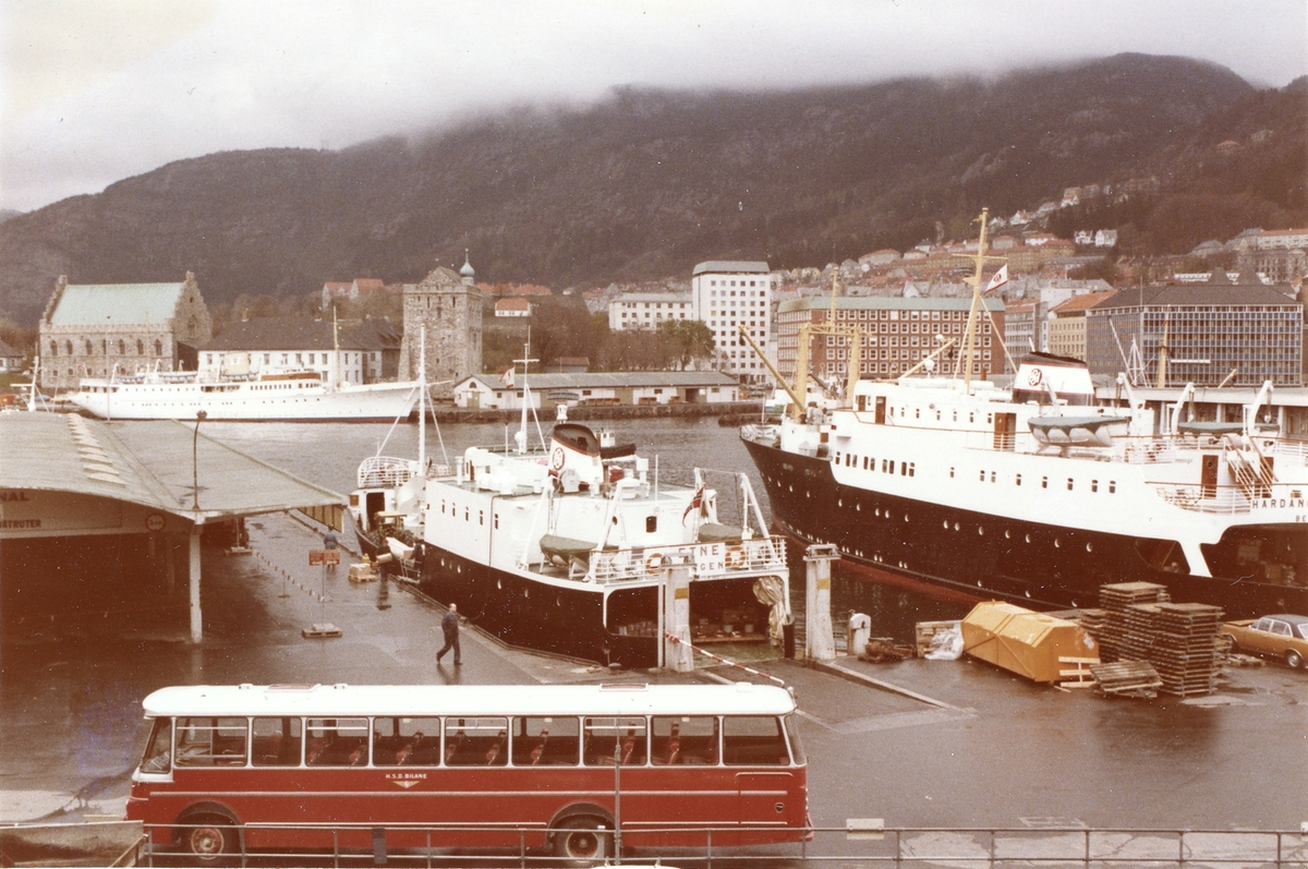 M/S Etne (b.1962, Skaaluren Skibsbyggeri, Rosendal i Hardanger) ved kai sammen med M/S Hardangerfjord. M/S Stella Polaris ved Festningskaien i bakgrunnen