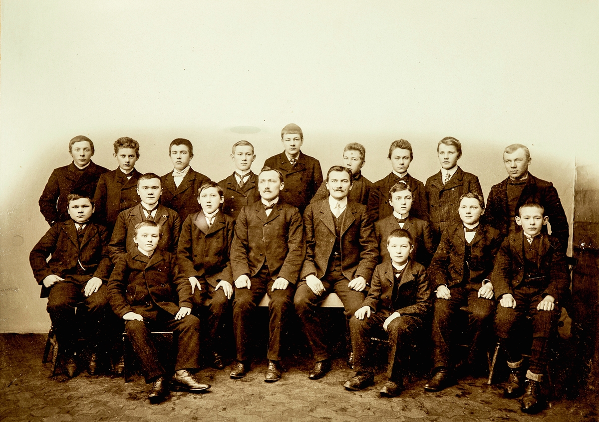 Klassebilde fra Amtmannsskolen i Vadsø fra perioden 1880-1900. En av de avbildede er Karin Larsens oldemors bror Rudolf Lorentzen