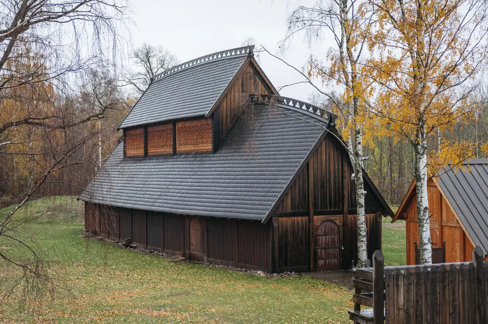 Det er høst og på bildet ser man Gildehallen ved Midgard vikingsenter i Horten