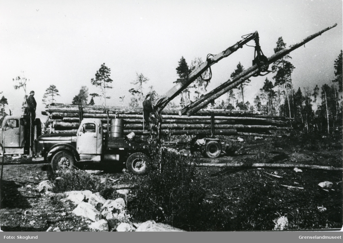 Tømmerkjøring med lastebil. Reidar Hansen og Halvar Mortensen i arbeid. Mekaniseringen av skogbruket siste halvdelen av 1950årene og først i 1960årene. 
