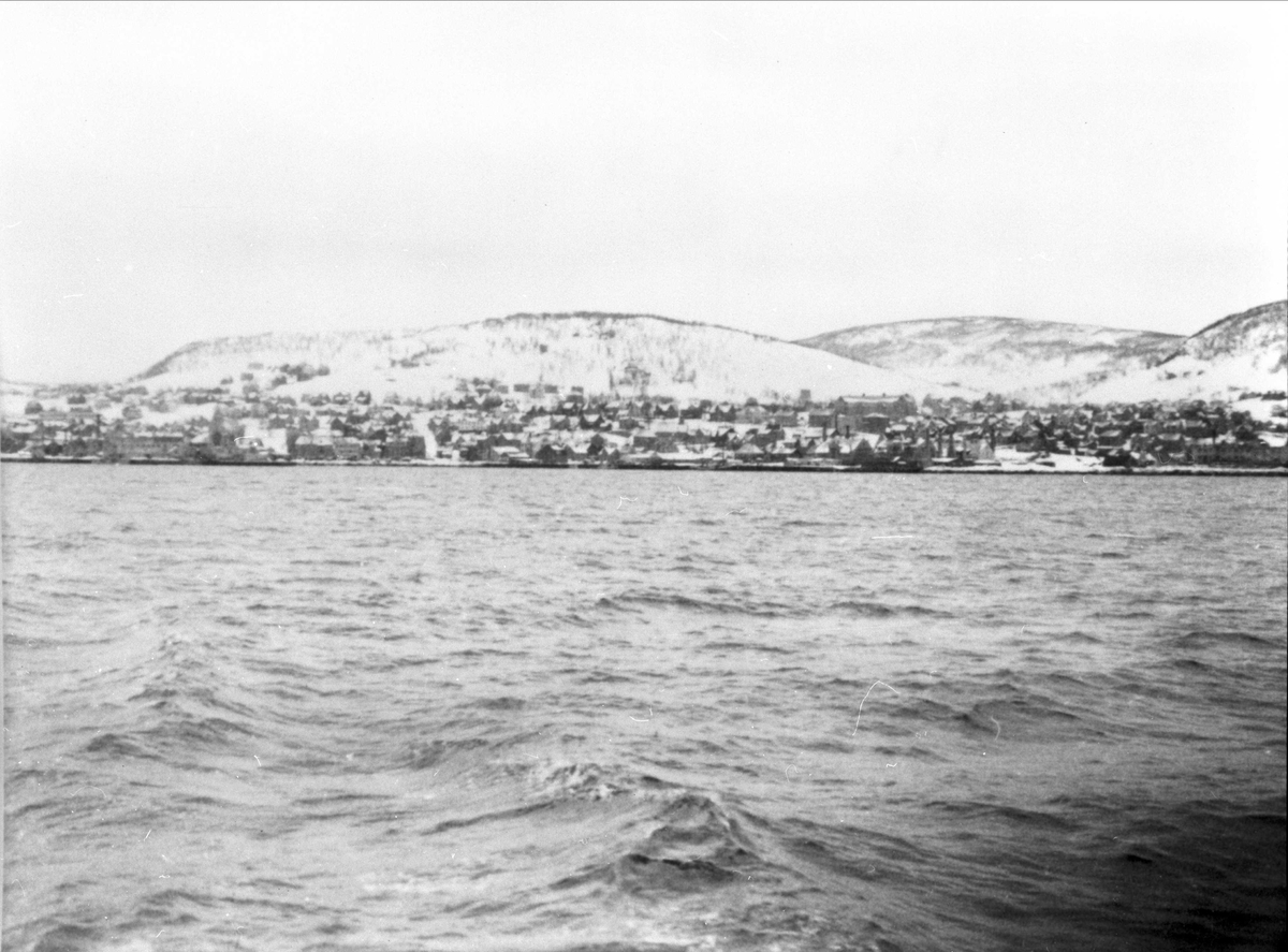 Harstad, fotografert fra sjøen.