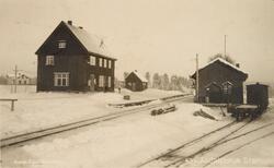 Postkort, Løten, Ådalsbruk stasjon, jernbanespor, pakkhus,