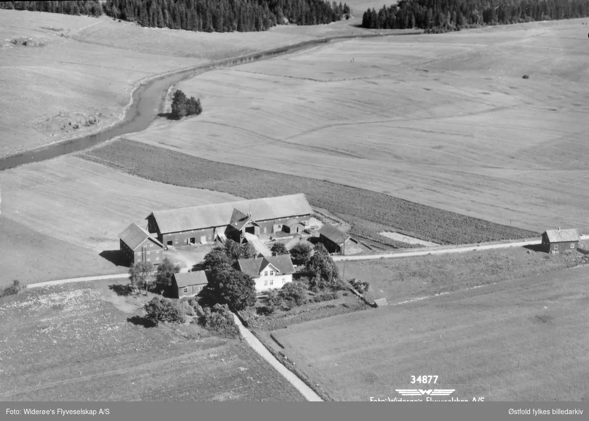 Skråfoto av gården Haug i Rakkestad, juli 1951.