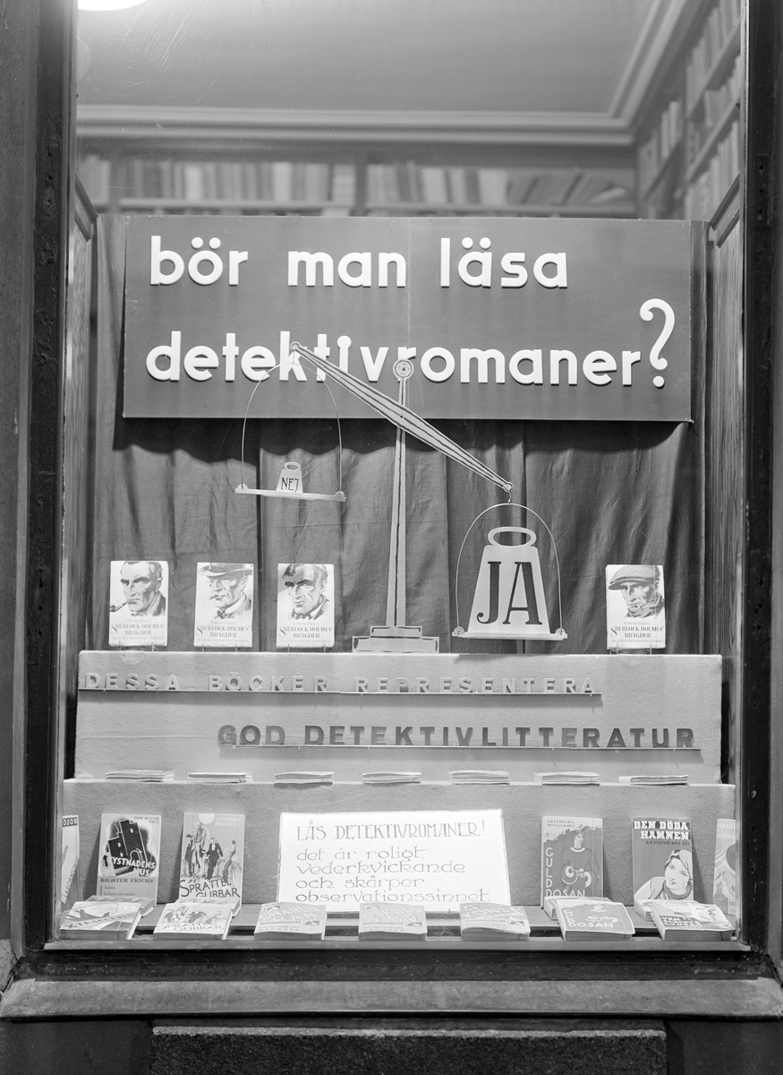 Bör man läsa detektivromaner? Det frågade man sig i skylten till Sahlströms bokhandel i Linköping och svarade i samma stund JA med eftertryck. Fotoåret 1934 kunde genren ännu mötas med tveksamhet men med hjälp av Sherlock Holmes skapare, sir Arthur Conan Doyle, önskade man bana väg mot ökad acceptans och försäljning.