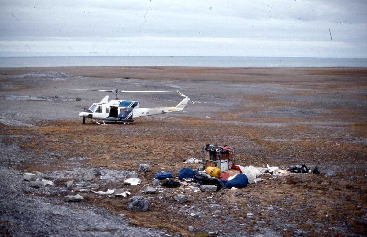 Et geolog depot er blitt herjet av isbjørn på Sørkappland.
