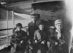 Fire kvinner som er på båttur ved Tilthornet i Hamarøy. Tre 