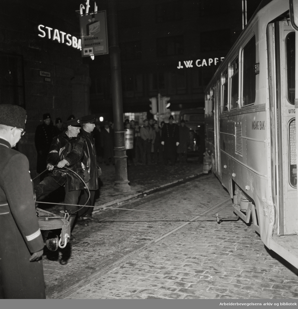 Trafikkaos i Oslo sentrum etter kollisjon mellom lastebil og trikk på hjørnet av Kirkegata og Tollbugata. 20 januar 1960.