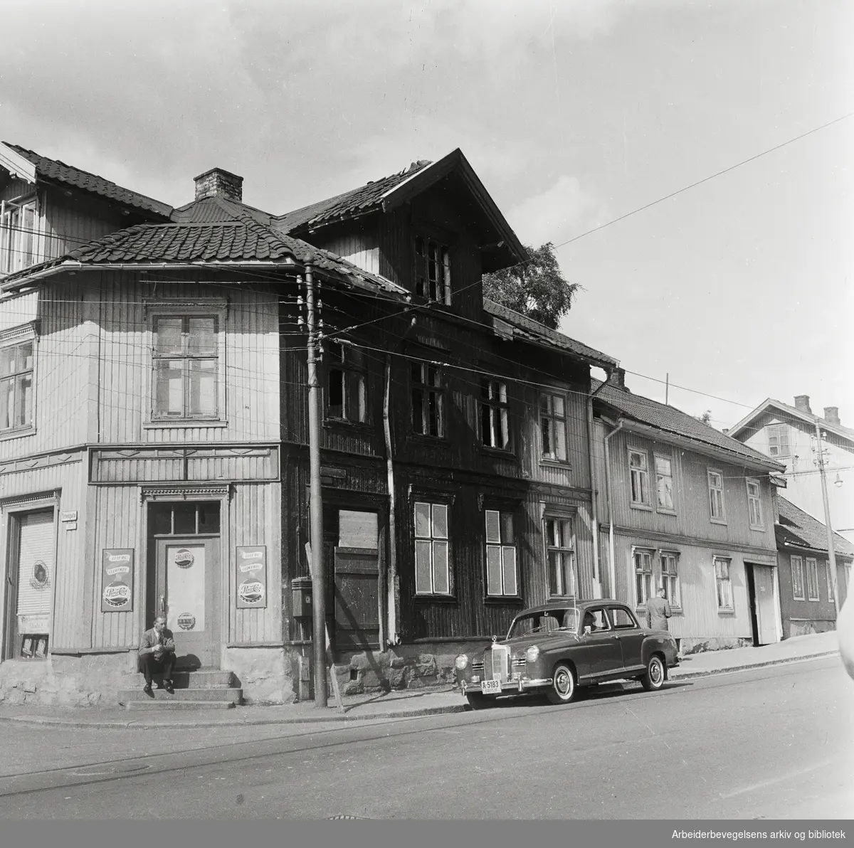Fire personer døde og 17 på sykehus etter trikkebrann på Strømsveien, 2 august 1958. Huset som lå ved siden av den brennende trikken (Totengata 1) fikk synlige brannskader