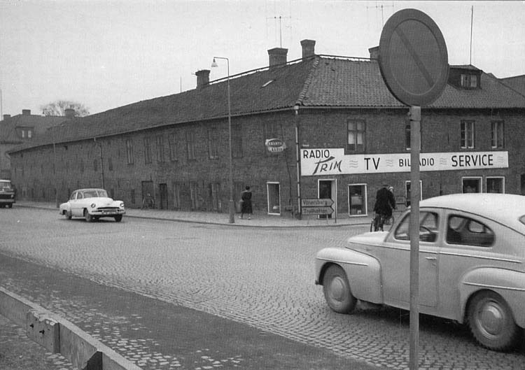 Uddevalla. Västerlånggatan/Kungsgatan.
Huset med Radio Trim revs i början av 60-talet.
Foto: Leif Jansson 1956.