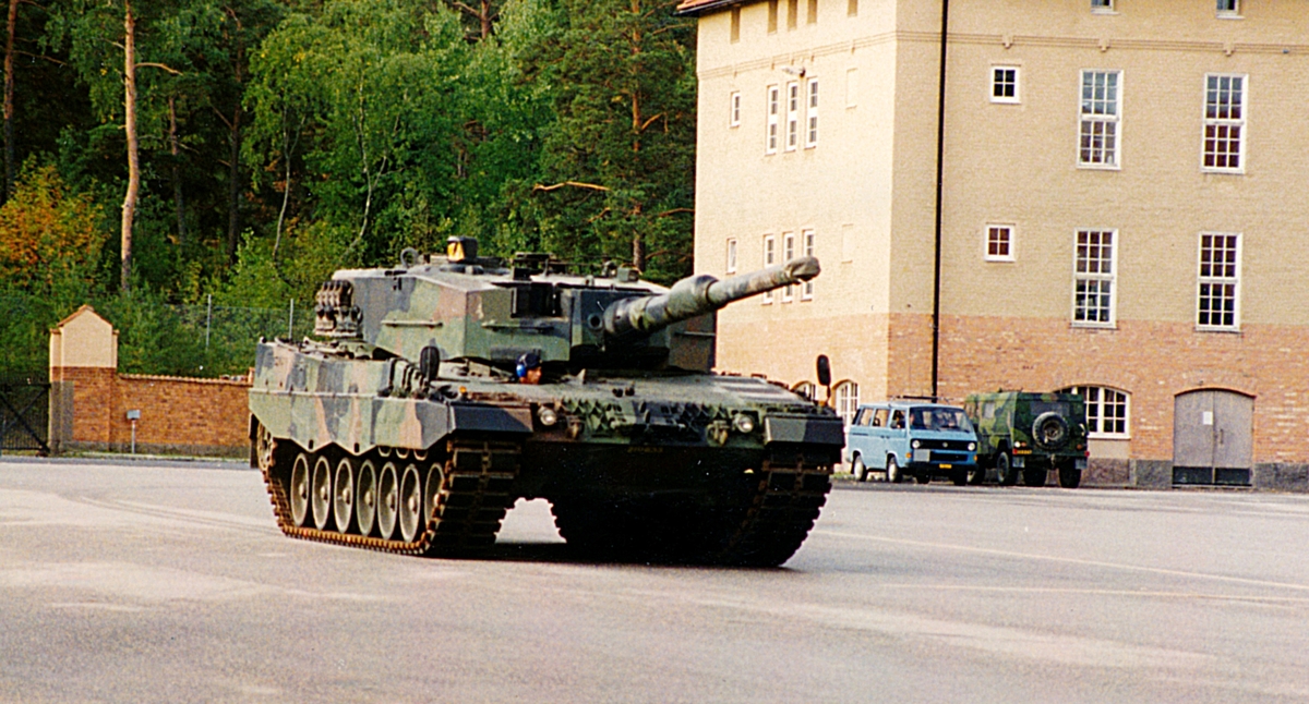 1. Leoparden lossas från transportsläpet.
2. Överste Sture Ärlebäck FMV Stridsfordonsbyrå talar, överste Ulf Henricsson bakom.
3. Strv 121 rullar fram