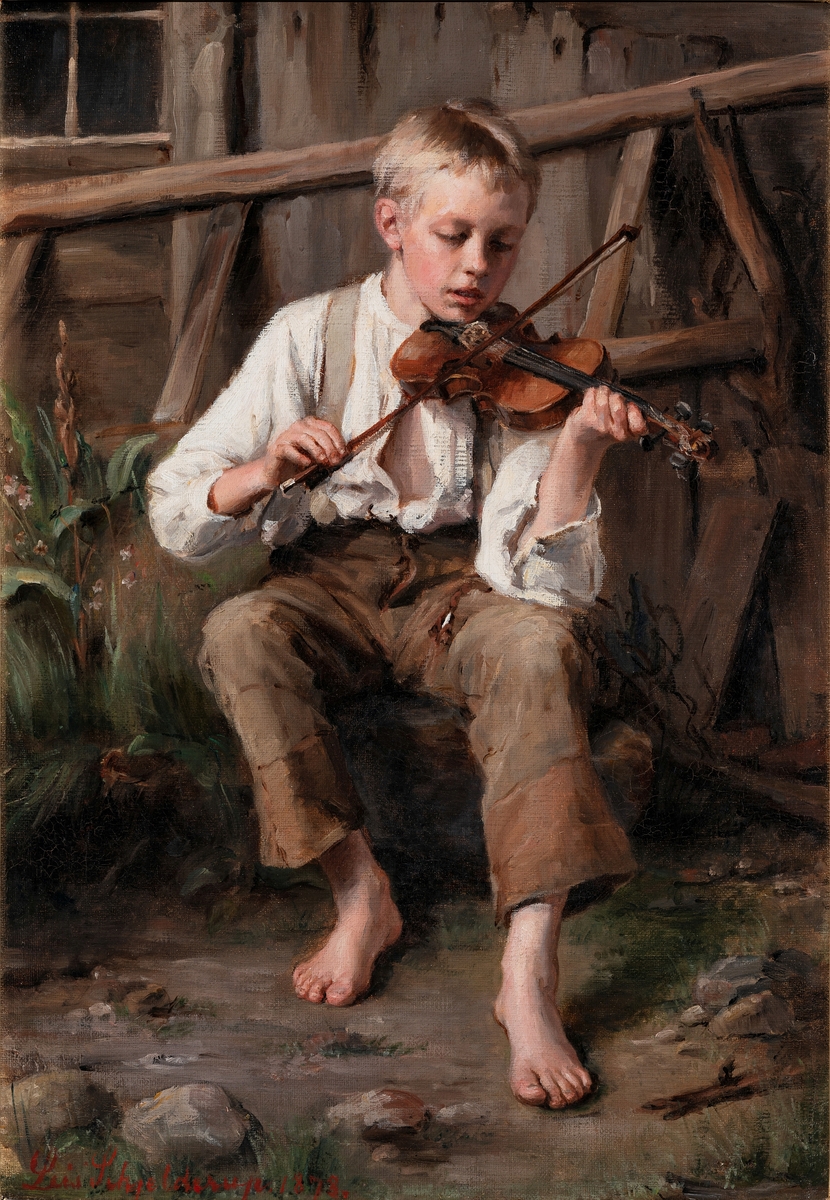 Liten barbent gutt med åpen skjorte sittende med en violin under haken foran en uthusvegg.