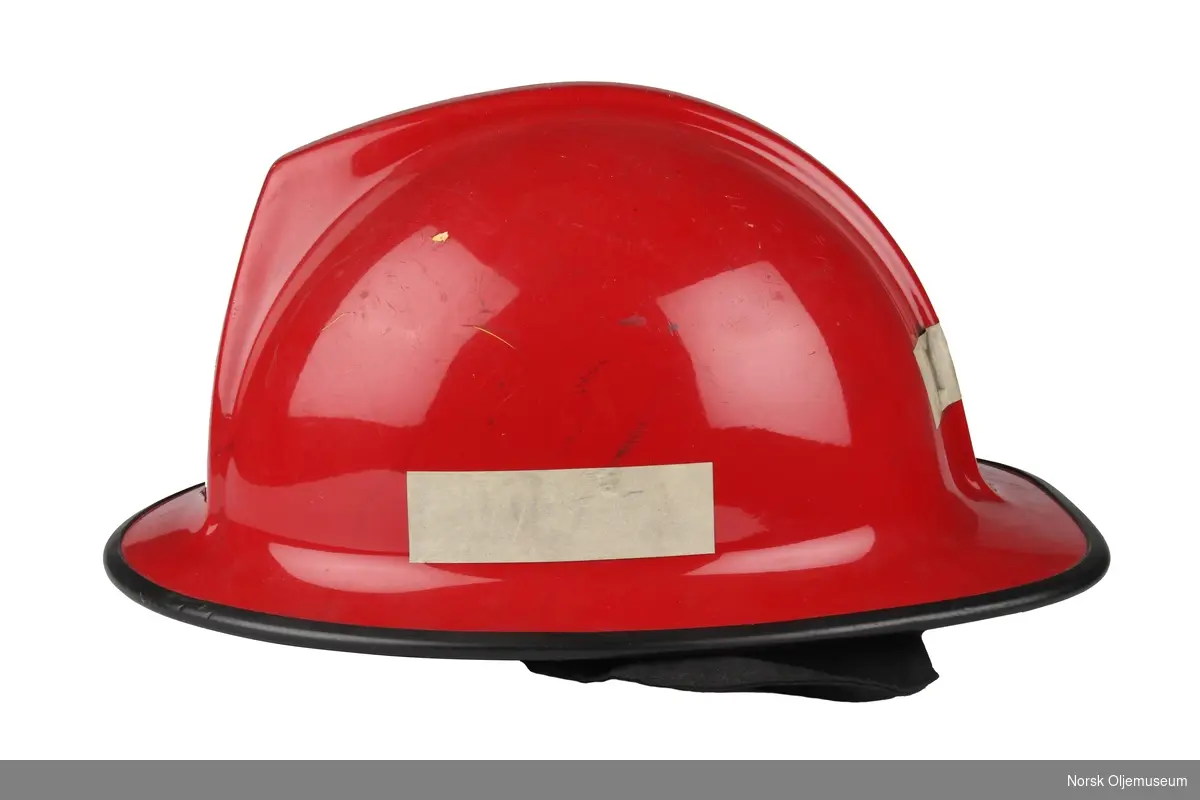 Rød brannhjelm med reflekser på sidene og bak. Hjelmen er fra Shell-raffineriet på Sola i Rogaland.