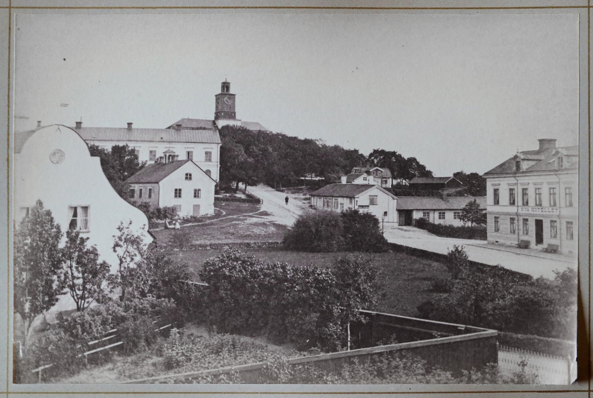 Vykortet har motiv av byggnaderna vid över Kyrkogatan, Enköping. Detta kort är fotograferat före 1895 eftersom vi ser det gamla Tingshuset i bild.

Vykortet är inklistrat i vykortsalbum nr. EM6774:i.