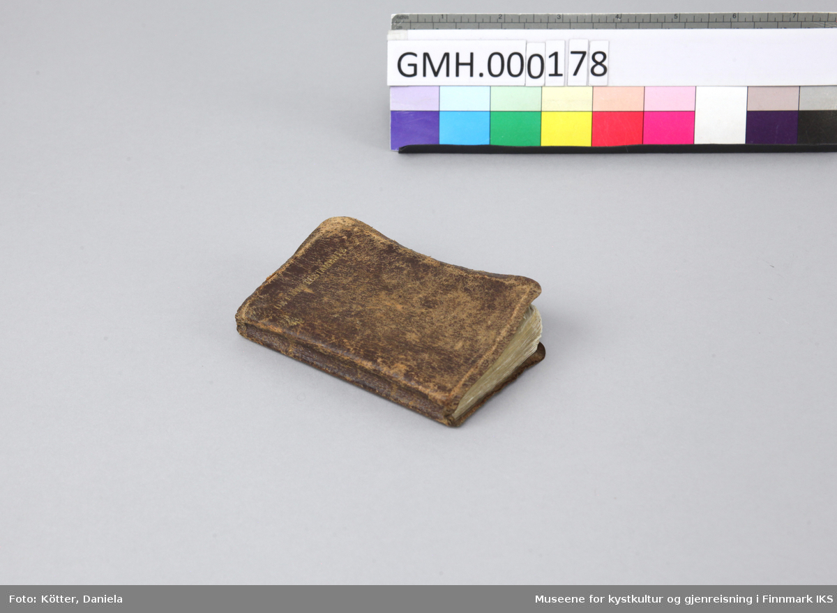Rektangulær, liten bok med innbinding av brun skinn. Tittelen er innpreget og gullbelagt. Det er ulike håndskrevne notater i boka.
