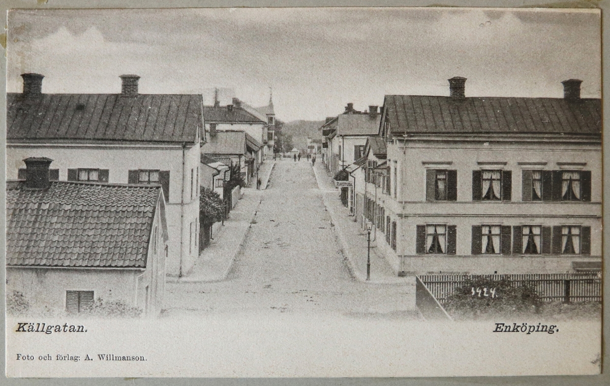 Vykortet har motiv från Källgatan och är fotograferat av Anders Willmanson före 1905.

Vykortet är inklistrat i vykortsalbum EM06774:l.