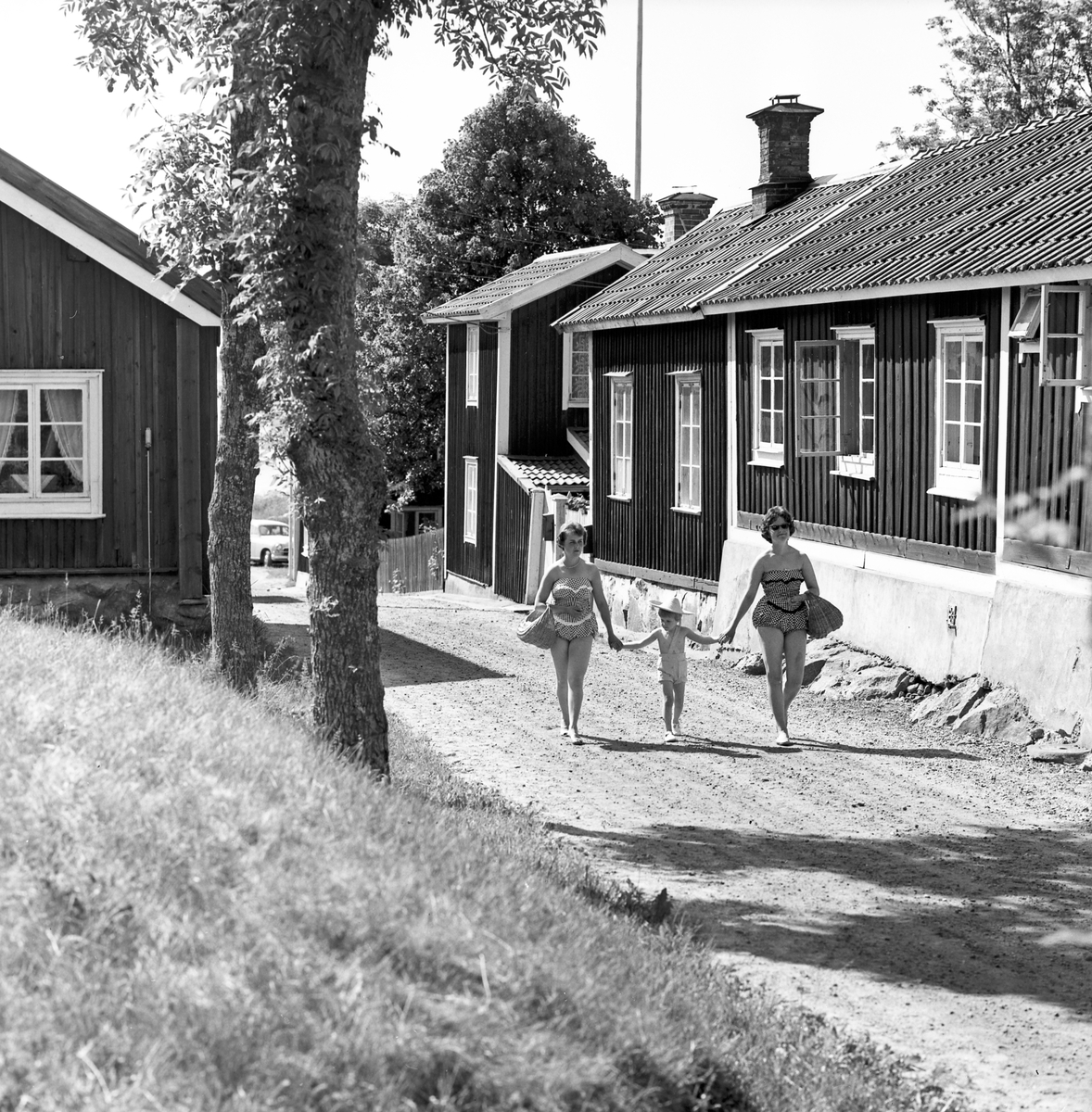 Två kvinnor och ett barn påväg till stranden i Öregrund